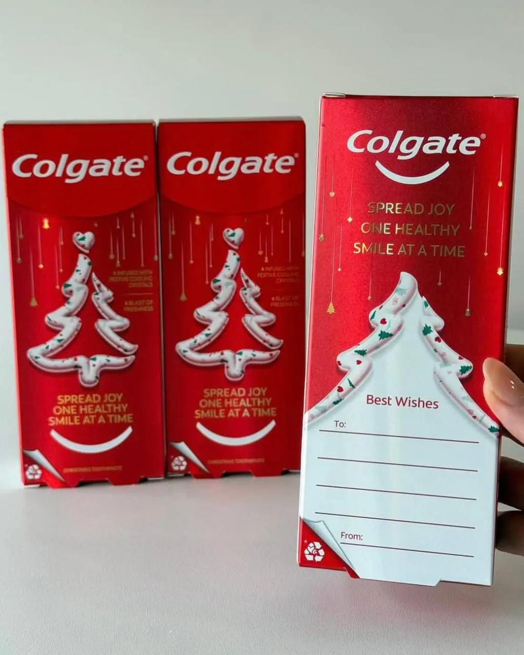 Colgate тоже дропнул праздничную пасту, внутри которой есть зеленые ЁЛОЧКИ и красный орнамент | Сетка — социальная сеть от hh.ru