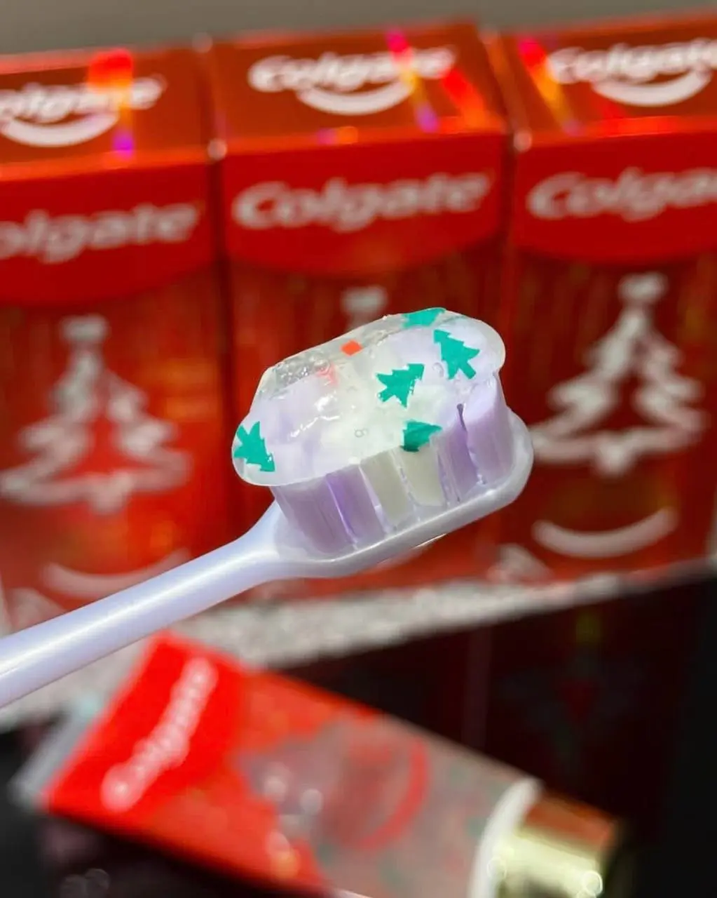 Colgate тоже дропнул праздничную пасту, внутри которой есть зеленые ЁЛОЧКИ и красный орнамент | Сетка — социальная сеть от hh.ru