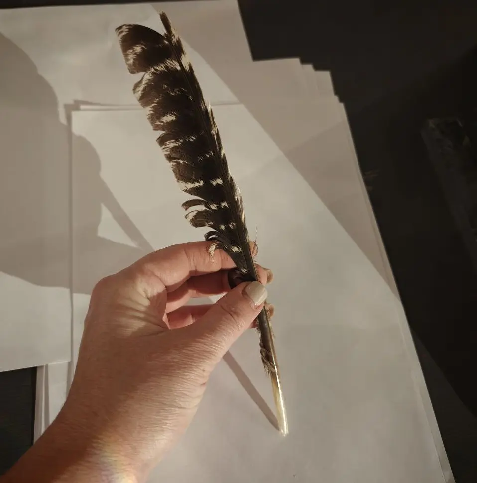 💭 Когда человек пишет — он невольно “проговаривает” себя.
Каждая буква, наклон и движение — это отпечаток характера.
Почерк — это не просто линии, это вы | Сетка — социальная сеть от hh.ru