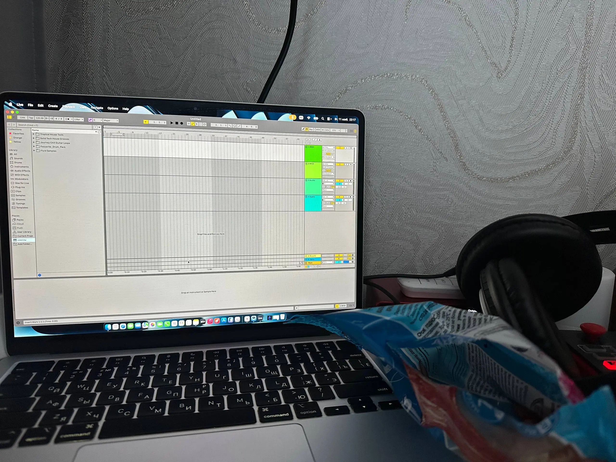 📰📰📰📰
Корче, у меня слетела FL Studio
Из-за обновления мака.
И обратно не хочет устанавливаться.
Сейчас я скачал вонючий Ableton📱
Короче, в чем суть то…
Сейчас я по новому учусь писать музыку | Сетка — социальная сеть от hh.ru