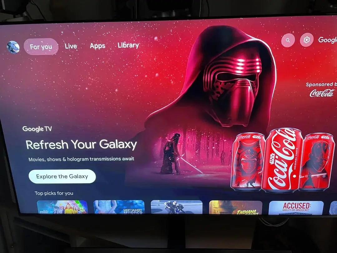 Google начала выкатывать обновлённый home-screen Google TV, который визуально чистит интерфейс, но параллельно завозит массивные рекламные блоки на главный экран | Сетка — социальная сеть от hh.ru