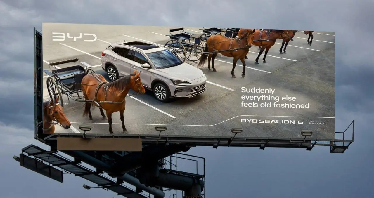 BYD троллят. Компания прошлась по конкурентам, показав их в новой рекламе в виде повозок с лошадьми и велосипедов с прицепами | Сетка — социальная сеть от hh.ru