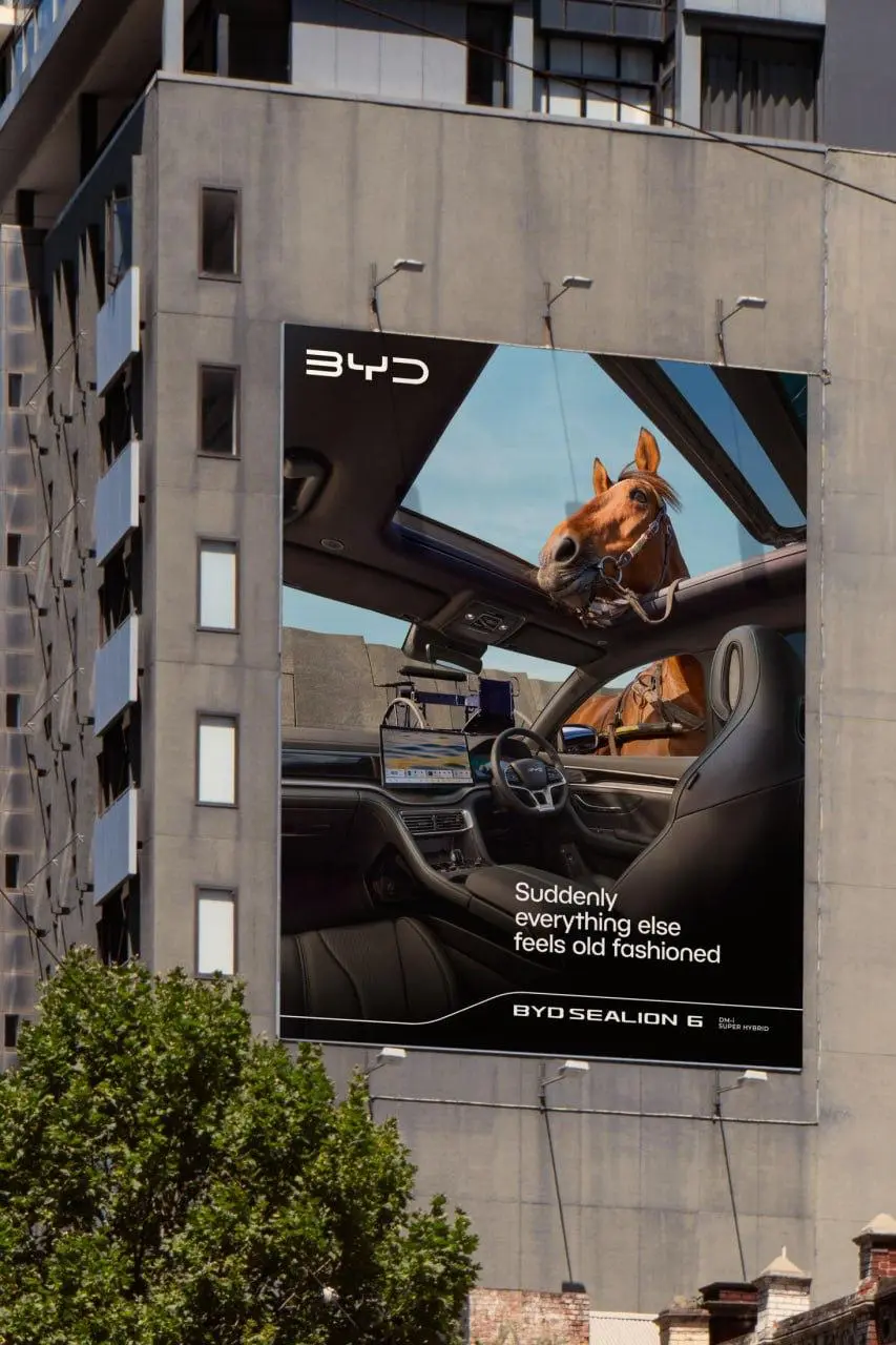 BYD троллят. Компания прошлась по конкурентам, показав их в новой рекламе в виде повозок с лошадьми и велосипедов с прицепами | Сетка — социальная сеть от hh.ru