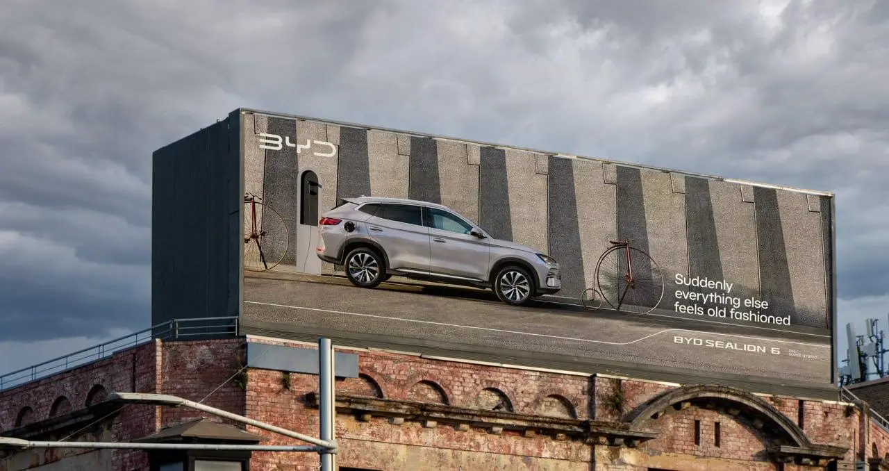 BYD троллят. Компания прошлась по конкурентам, показав их в новой рекламе в виде повозок с лошадьми и велосипедов с прицепами | Сетка — социальная сеть от hh.ru