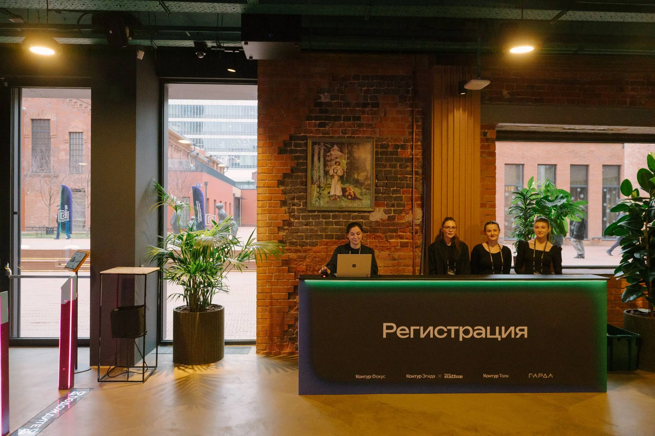 Делимся первыми фотографиями с «Совершенно безопасно 3.0»
Продолжаем в 12:15 ⚡️ | Сетка — социальная сеть от hh.ru