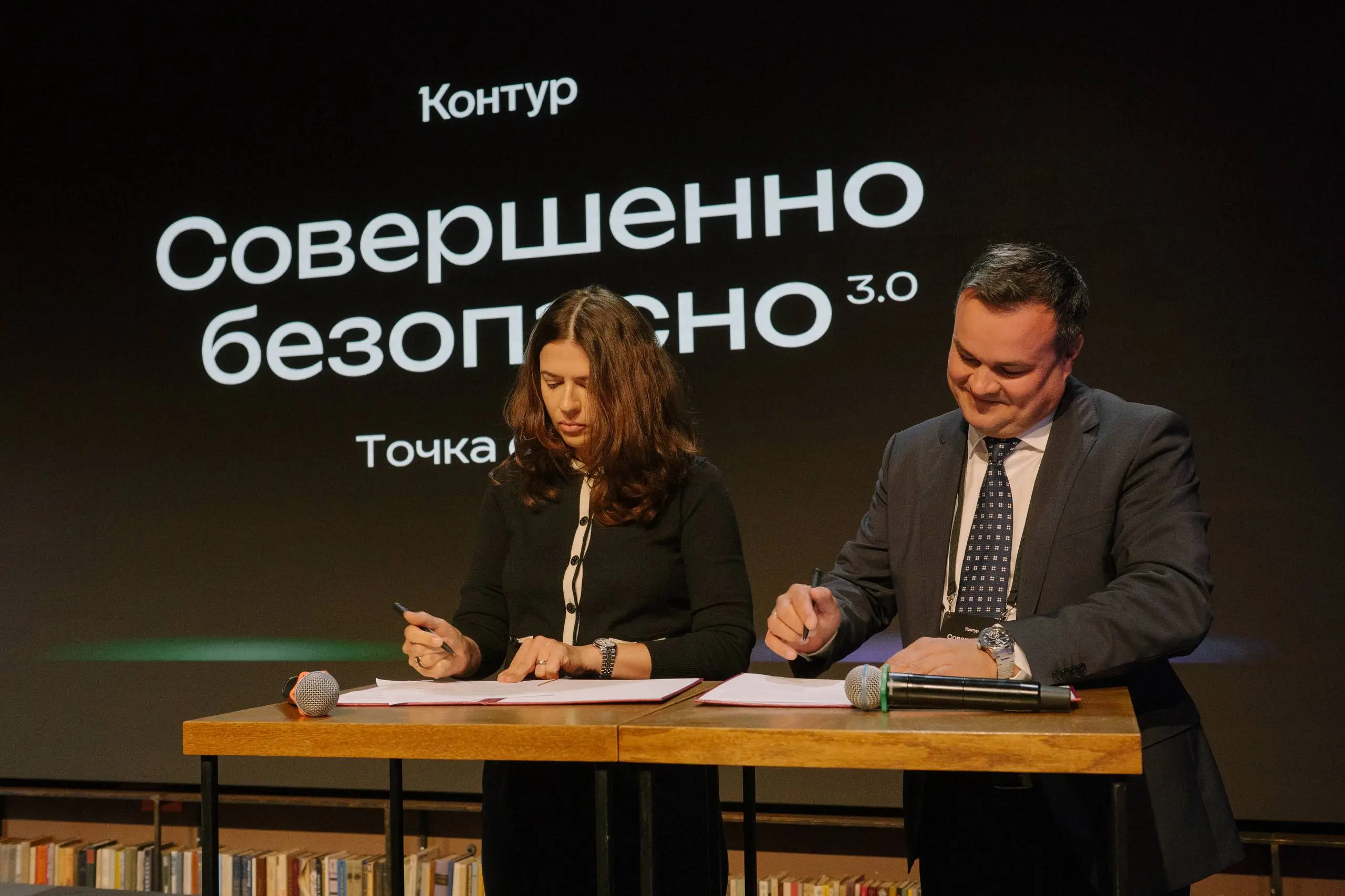 Коллеги, делимся второй частью фотографий с конференции 🤝
Из ключевых моментов:
— Торжественное подписание соглашения с Usergate
— Выступления спикеров
— Пленарная сессия
Ждём ваши реакции 🔥 | Сетка — социальная сеть от hh.ru