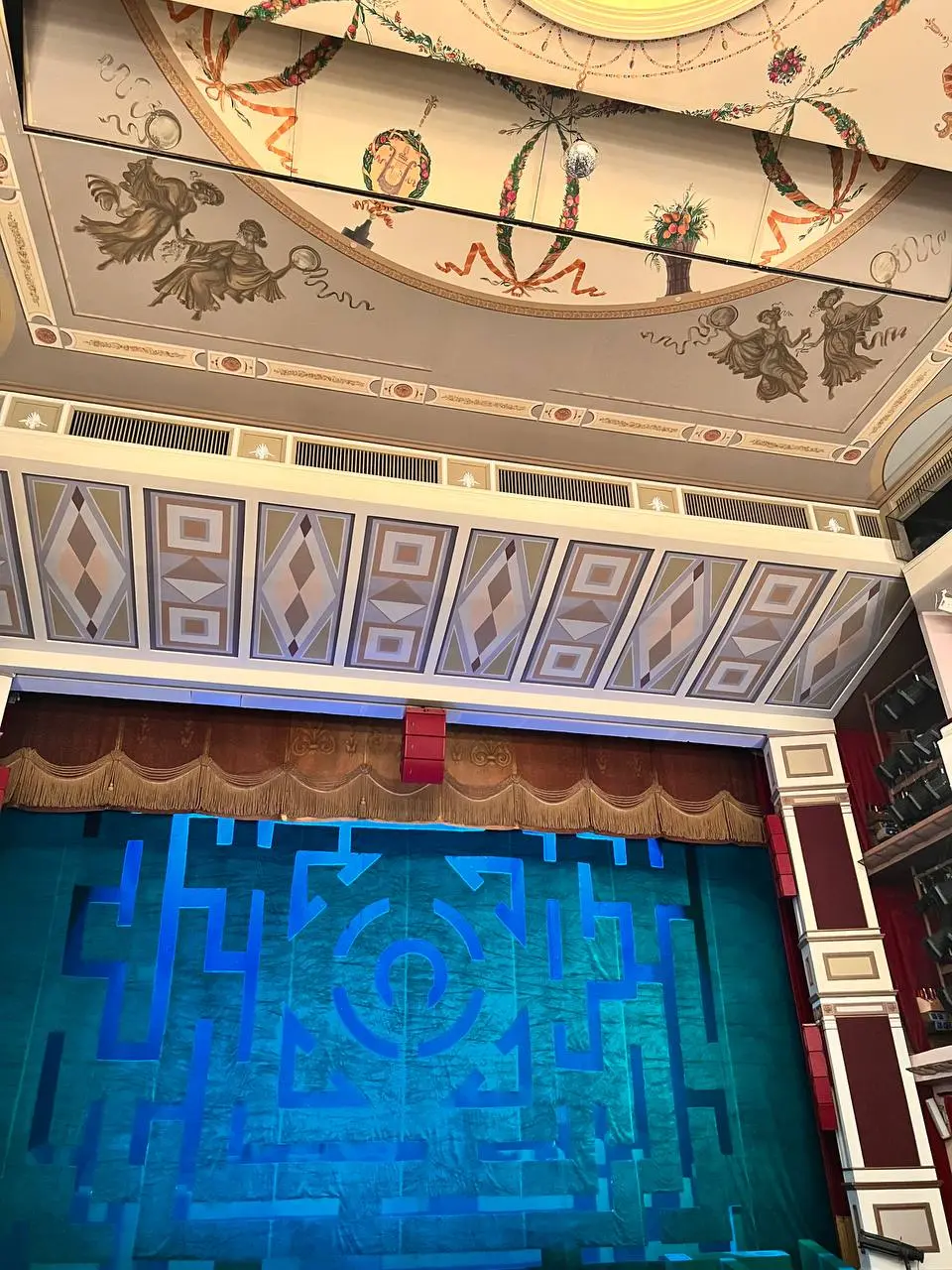 Среда – время передышки среди рабочей недели 💘Со мной случились театральные путешествия
Мюзикл «Вальс-бостон» пролетел как один миг!!! красивая постановка, шикарный актёрский состав, костюмы и декорац... | Сетка — социальная сеть от hh.ru