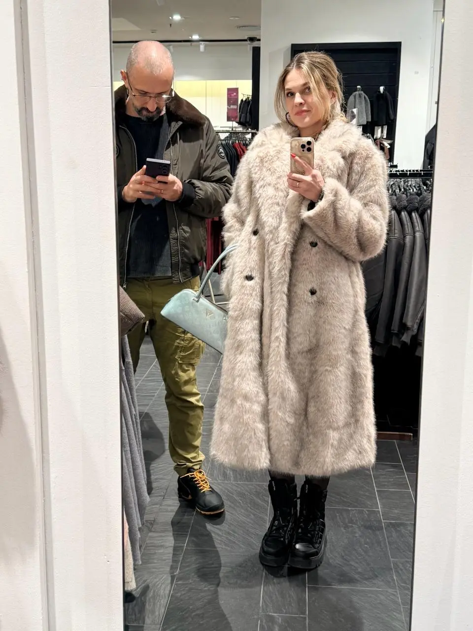 Надоел это искусственный интеллект.😡 Давайте вернемся к жизни. 
Чем вы себя развлекаете? Помимо листания лент соцсетей и просмотра сериалов?
Я люблю шататься по ТЦ | Сетка — социальная сеть от hh.ru