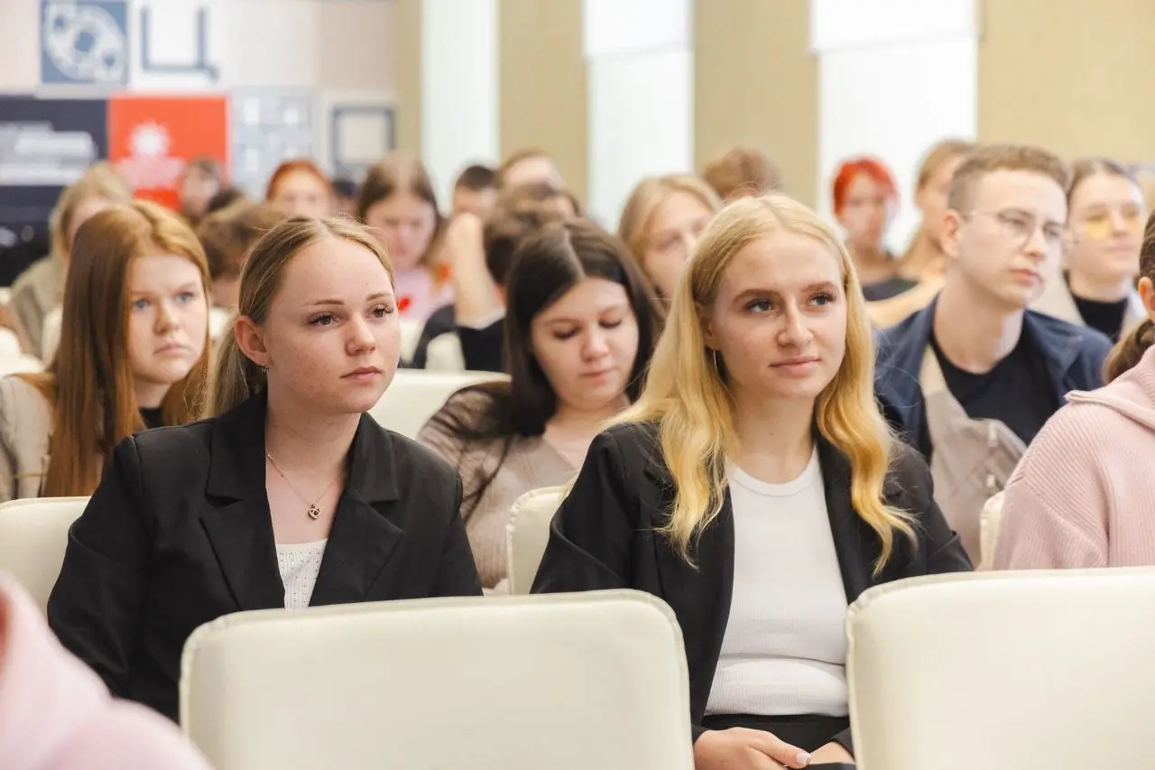 Профкосмос покорен! 🚀
Вчера в Новосибирске завершилась интенсивная программа «На орбиту в профкосмос» от Центра профессионального развития «Острова» | Сетка — социальная сеть от hh.ru