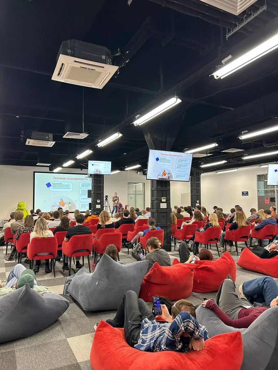 Неделю назад выступала на МИТАПЕ «ЛИДЕР БУДУЩЕГО»
Тут публиковала о событии | Сетка — социальная сеть от hh.ru