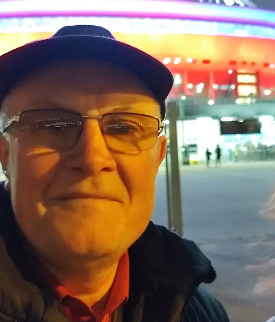 В отношениях все просто , а дается так сложно.  
Иногда самые тихие строки громче всего говорят о том, что мы все чувствуем, но не всегда можем сделать:   
«Дай силы любить тех, кто этого не стоит | Сетка — социальная сеть от hh.ru