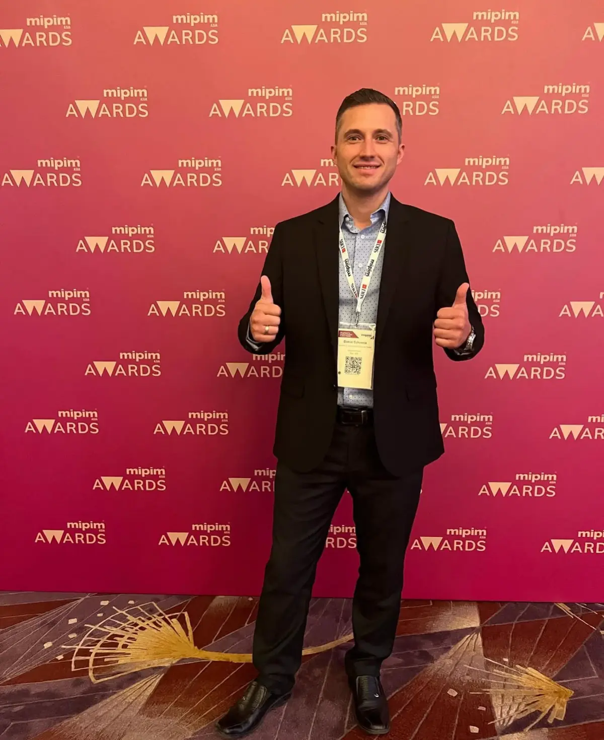 Успех — это никогда не путь в одиночку. Он строится плечом к плечу с теми, кто разделяет с тобой видение, усилия и трудности каждый день | Сетка — социальная сеть от hh.ru