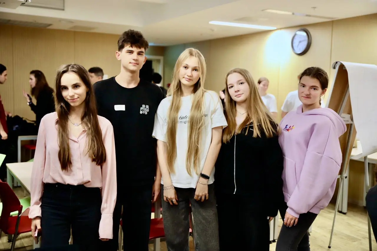 Рассказываем, как прошел идеатон для школьников на ФКН📢
19 октября Клуб предпринимателей ФКН совместно с Клубом хакатонщиков и отделом по работе с абитуриентами, студентами и выпускниками ФКН, а также... | Сетка — социальная сеть от hh.ru