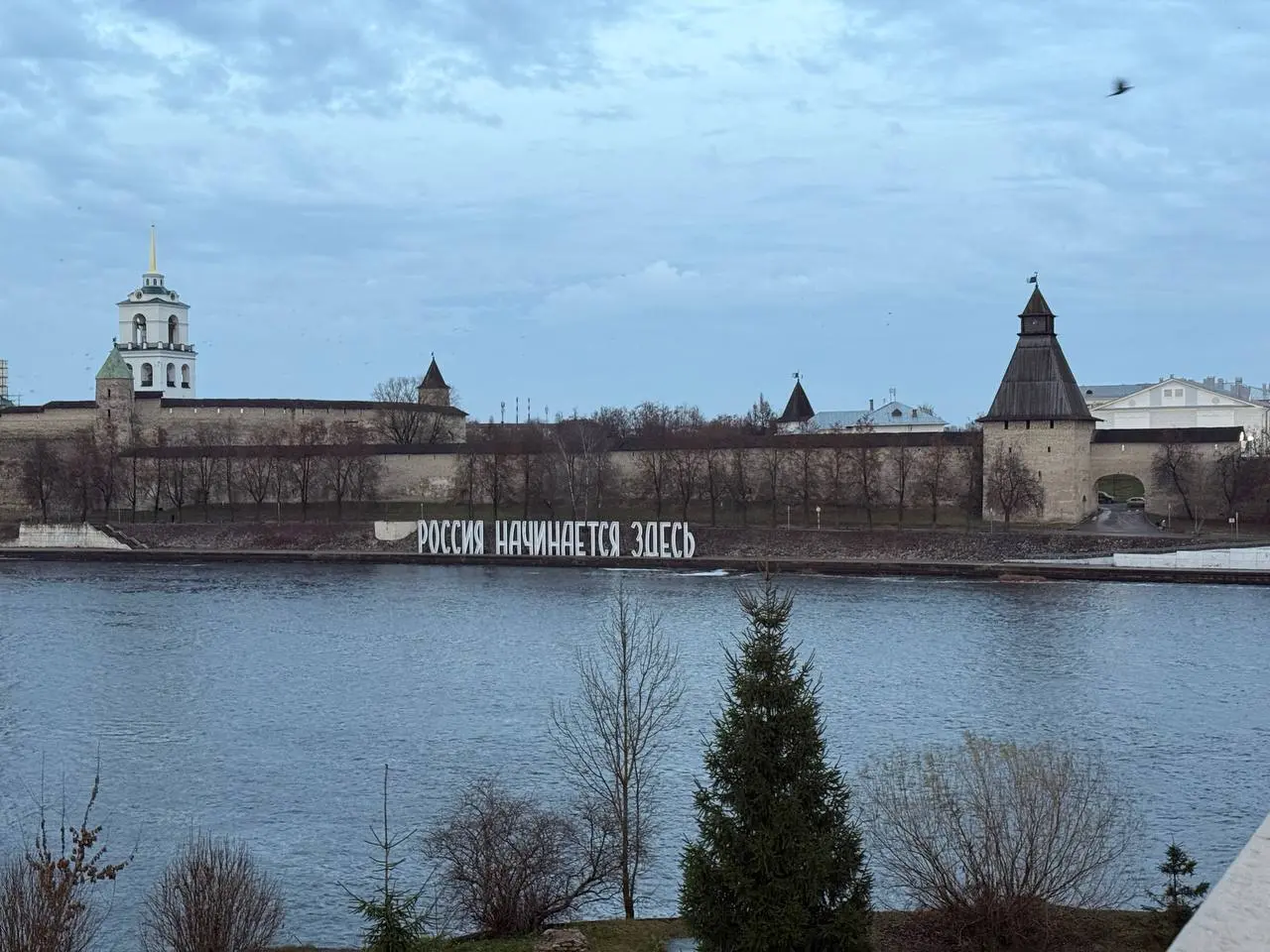 👋 Привет, дорогие подписчики!
Сегодня я в Пскове — приехала на важный форум, о котором обязательно расскажу вам завтра. А пока — давайте поговорим о том, что действительно волнует многих из вас | Сетка — социальная сеть от hh.ru