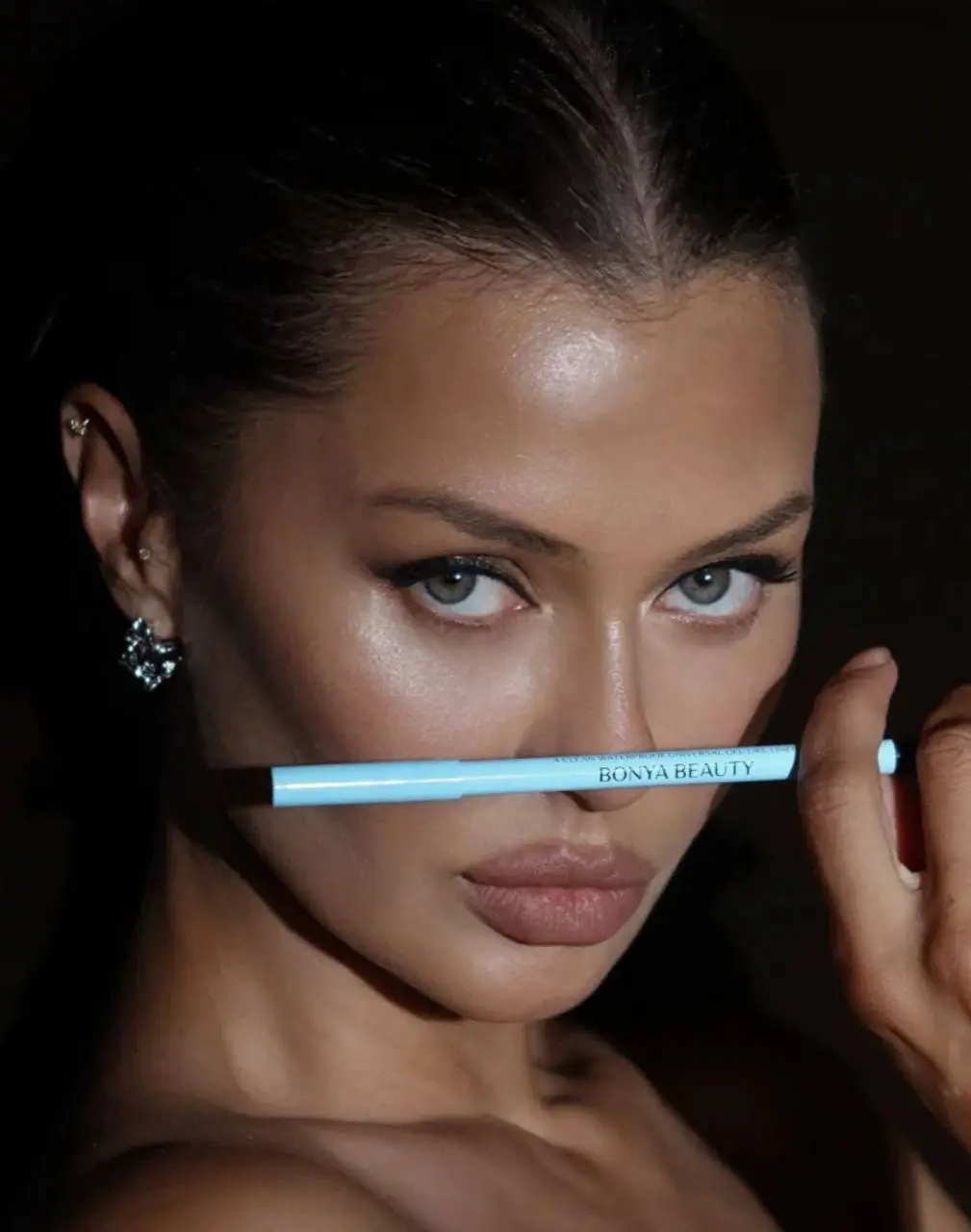 Почему бренд Bonya Beauty «выстрелил» — маркетинговый разбор
🔸Сильный личный бренд
Имя Виктории Бони — уже медиа. А бренды, у которых есть лицо, вызывают больше доверия и эмоций | Сетка — социальная сеть от hh.ru