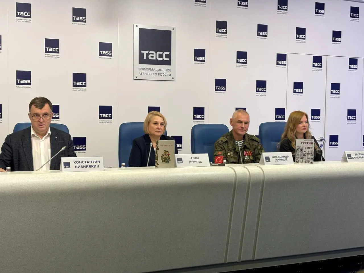 Руководитель регионального штаба Комитета семей воинов Отечества Ленинградской области Алла Левина презентовала книгу "Мой герой СВО47 "
В ТАСС состоялась презентация книги, в которую вошли работы поб... | Сетка — социальная сеть от hh.ru