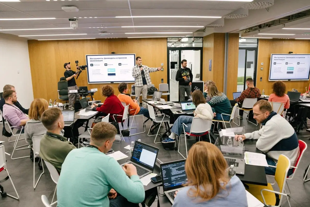 Выступали на интенсиве "ИИ для лидеров" в Центральном университете. Аудитория попалась классная | Сетка — социальная сеть от hh.ru