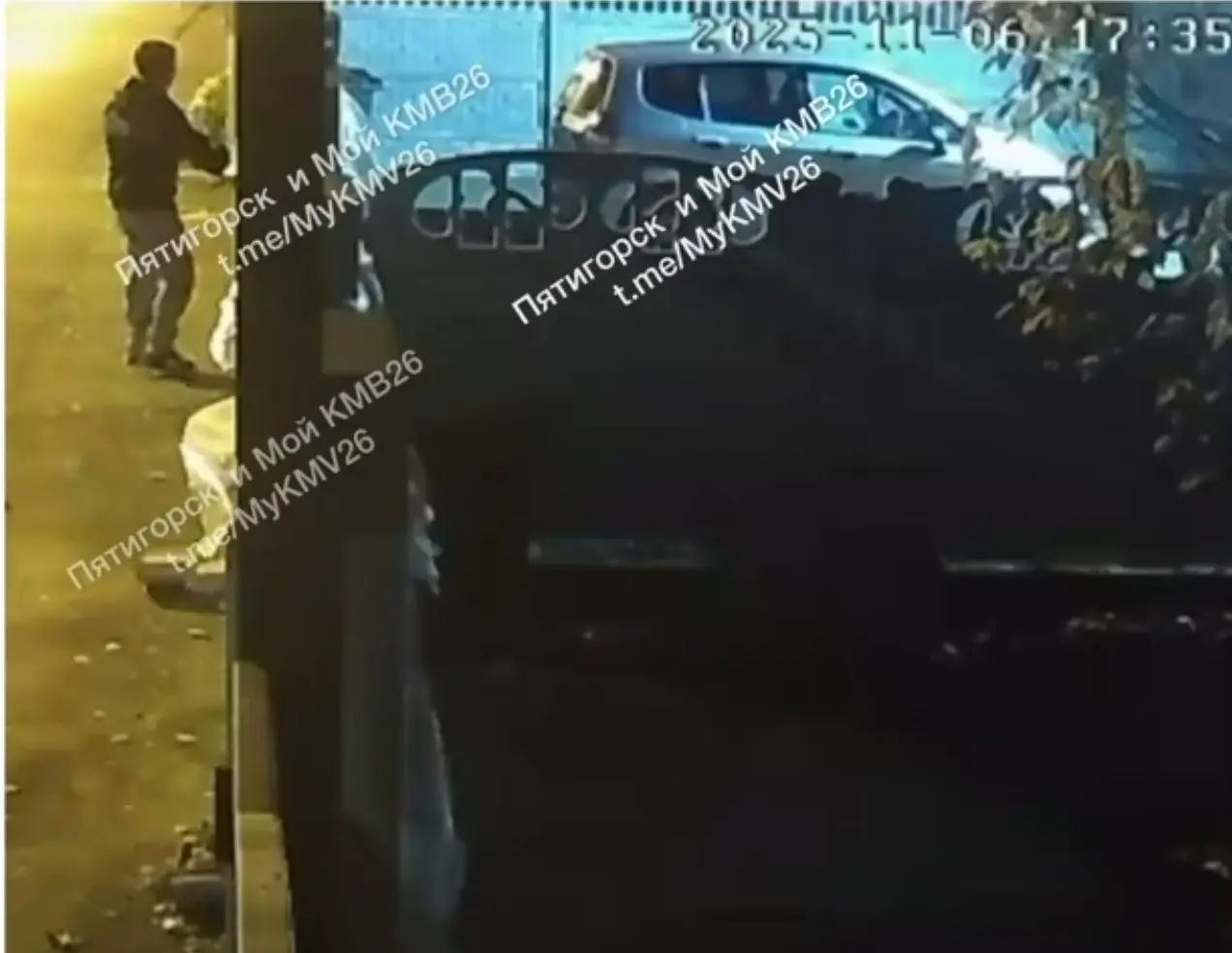 Полиция Ессентуков проверяет инцидент с подростком и соседом
В соцсетях появилось видео, на котором мужчина во дворе собственного дома преследует подростка с предметом, похожим на топор | Сетка — социальная сеть от hh.ru