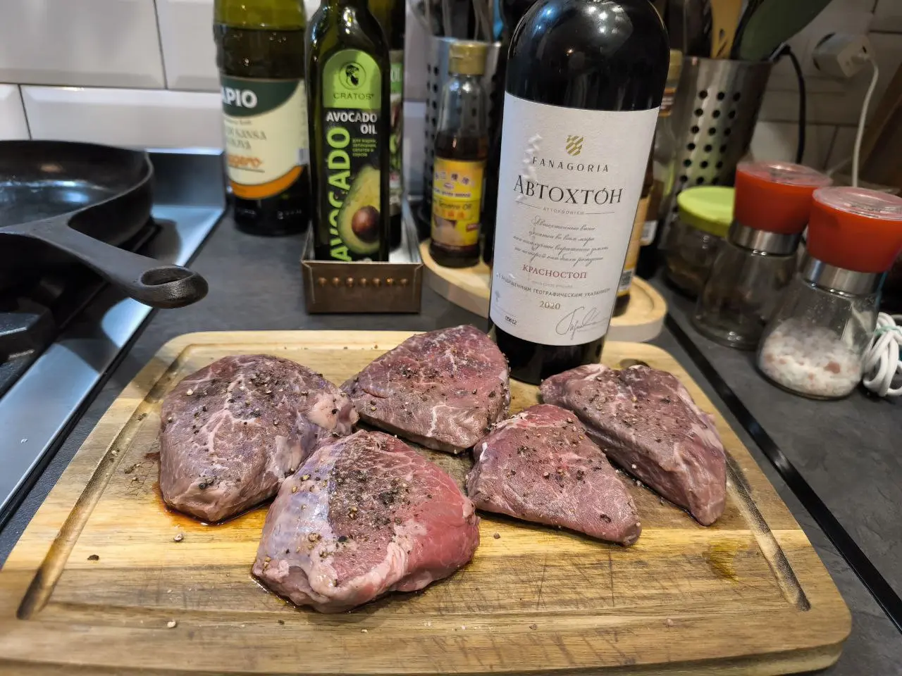 Пятница вечер, Родни готовит стейки 🥩
#Отдых #Вино | Сетка — социальная сеть от hh.ru