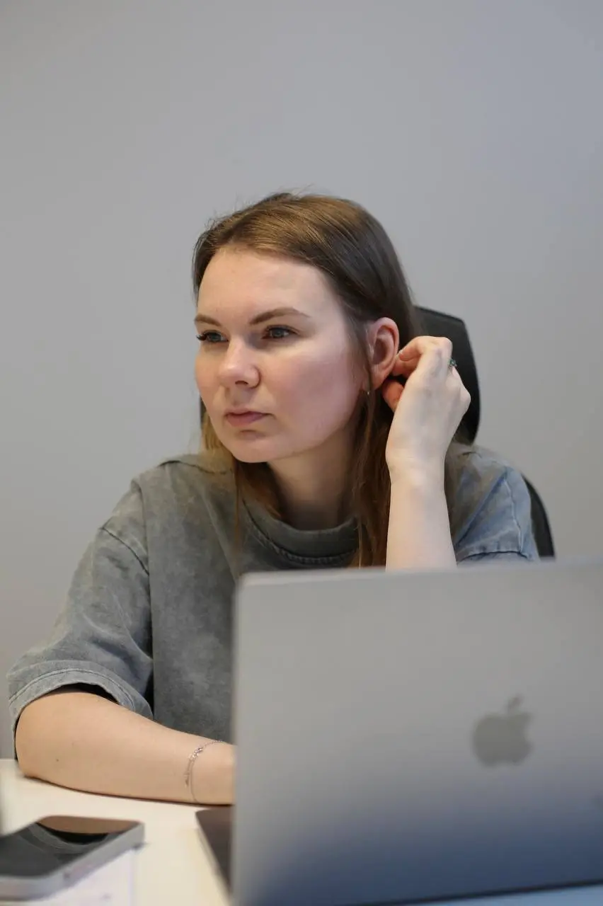 Подсмотренно…
Муж сфотографировал меня, когда я работала
Я тут отрисовываю гант по оценке разработки, чтобы прикинуть день Х - дату, когда будет готовность функционала | Сетка — социальная сеть от hh.ru