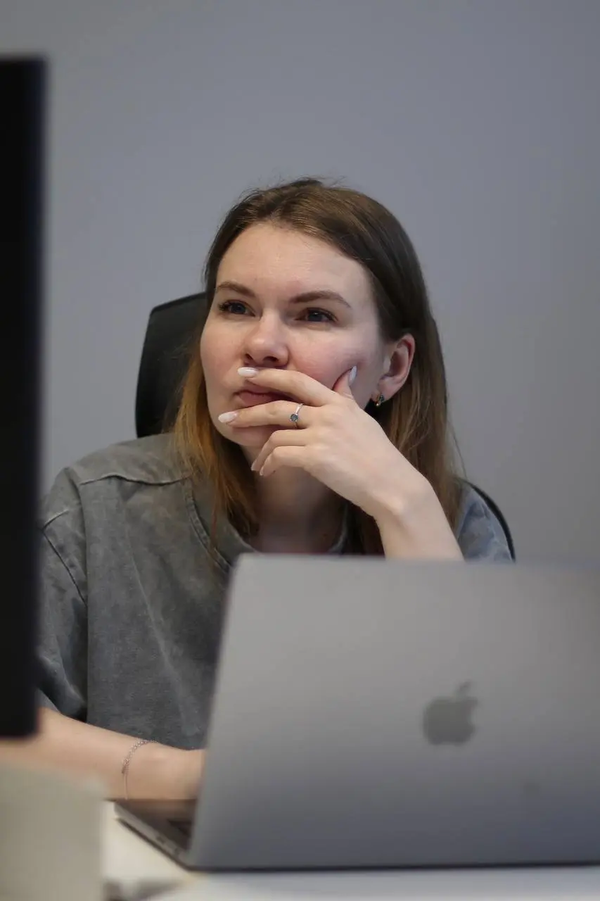 Подсмотренно…
Муж сфотографировал меня, когда я работала
Я тут отрисовываю гант по оценке разработки, чтобы прикинуть день Х - дату, когда будет готовность функционала | Сетка — социальная сеть от hh.ru