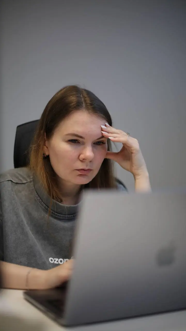 Подсмотренно…
Муж сфотографировал меня, когда я работала
Я тут отрисовываю гант по оценке разработки, чтобы прикинуть день Х - дату, когда будет готовность функционала | Сетка — социальная сеть от hh.ru