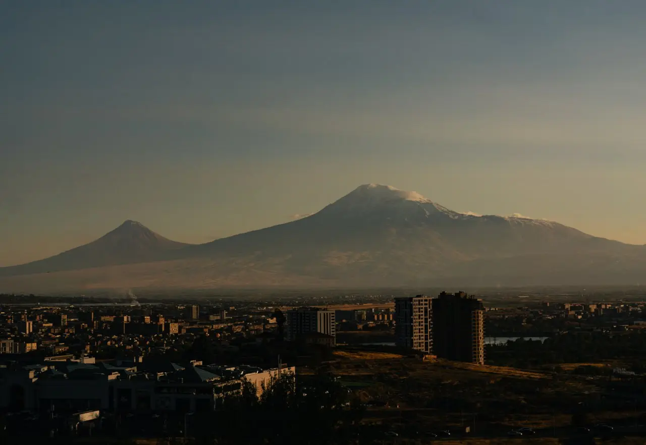 В начале октября удалось съездить в Армению 🇦🇲 и Черногорию 🇲🇪
Армения запомнилась горой Арарат, которая видна, наверное, отовсюду, а также своими церквями и осколками Римской империи (этого на фото н... | Сетка — социальная сеть от hh.ru