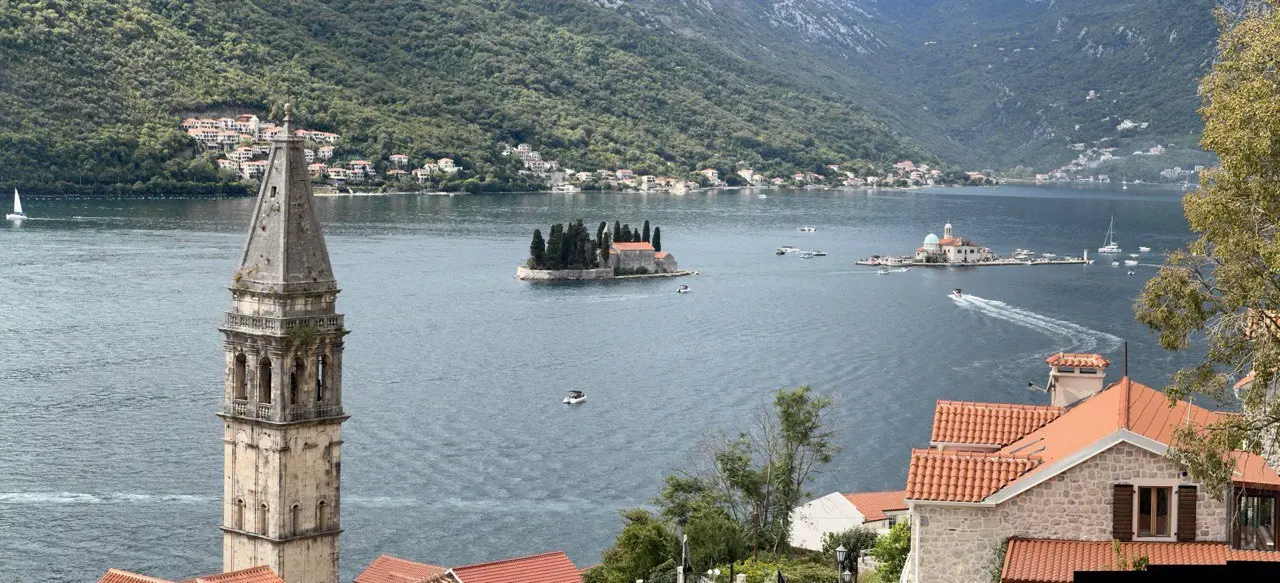В начале октября удалось съездить в Армению 🇦🇲 и Черногорию 🇲🇪
Армения запомнилась горой Арарат, которая видна, наверное, отовсюду, а также своими церквями и осколками Римской империи (этого на фото н... | Сетка — социальная сеть от hh.ru