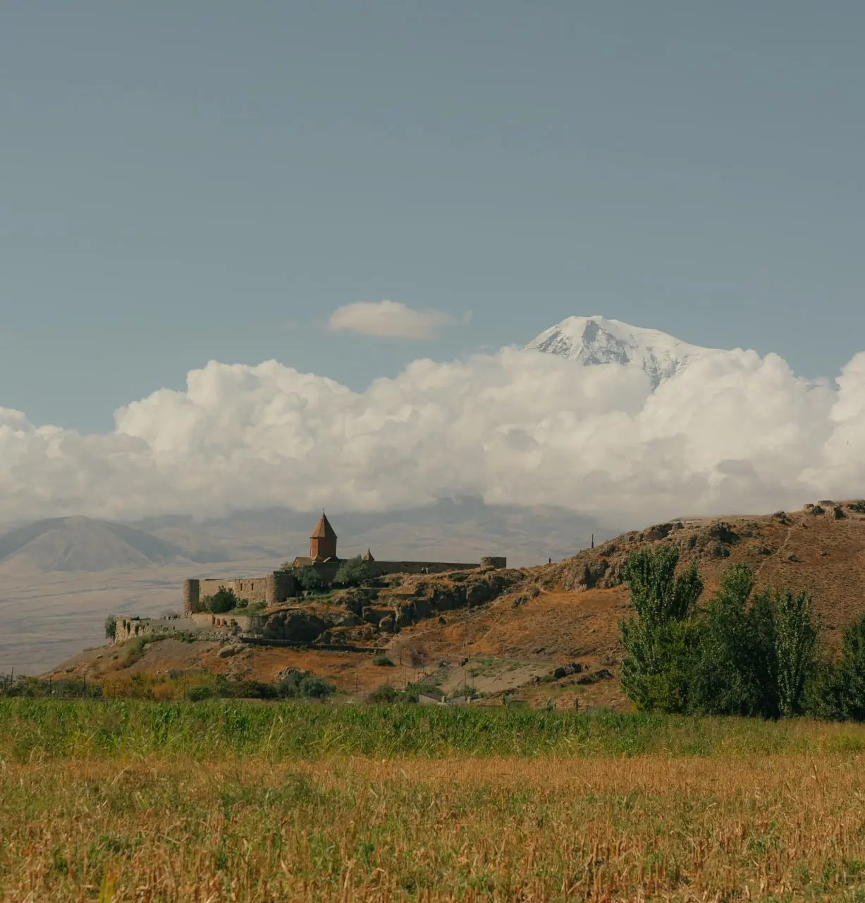 В начале октября удалось съездить в Армению 🇦🇲 и Черногорию 🇲🇪
Армения запомнилась горой Арарат, которая видна, наверное, отовсюду, а также своими церквями и осколками Римской империи (этого на фото н... | Сетка — социальная сеть от hh.ru