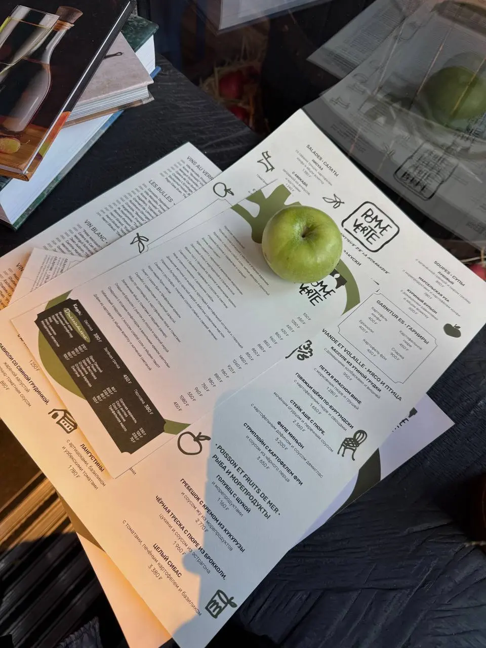 Pomme Verte
м Третьяковская/Новокузнецкая
Пятницкая ул., 22, стр. 1
https://yandex.ru/maps/org/pommeverte/195549611589?si=coffeezoro
Кофе 0.3 - 450
Капучино подают с лимонным кексом | Сетка — социальная сеть от hh.ru