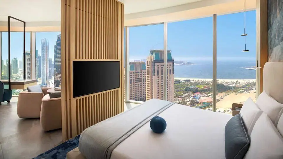 ⚡️В Дубае открылся самый высокий отель в мире — Ciel Dubai Marina (364 метра).
Гостям предлагаются скоростные лифты, панорамные виды, два бассейна, рестораны и лаунжи с 360-градусным обзором | Сетка — социальная сеть от hh.ru