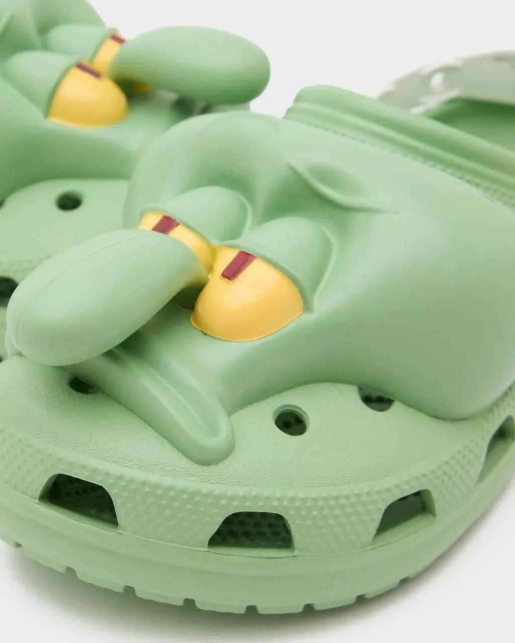 Crocs выпустил клогги с лицом Сквидварда. Это пополнение коллекции тапочек со Спанч Бобом и Патриком. Дроп намечен на 11 декабря, а ожидаемый прайс — 75 баксов (6 тысяч рублей).
Мудовые 😔 | Сетка — социальная сеть от hh.ru