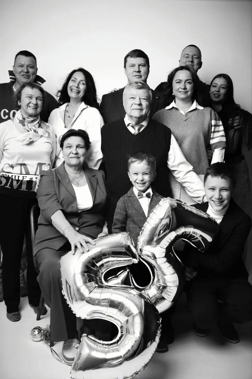 #личноеотличное
На этих фото не просто почти вся наша семья. Это наглядный hr-кейс о том, как с р е д а влияет на результат | Сетка — социальная сеть от hh.ru