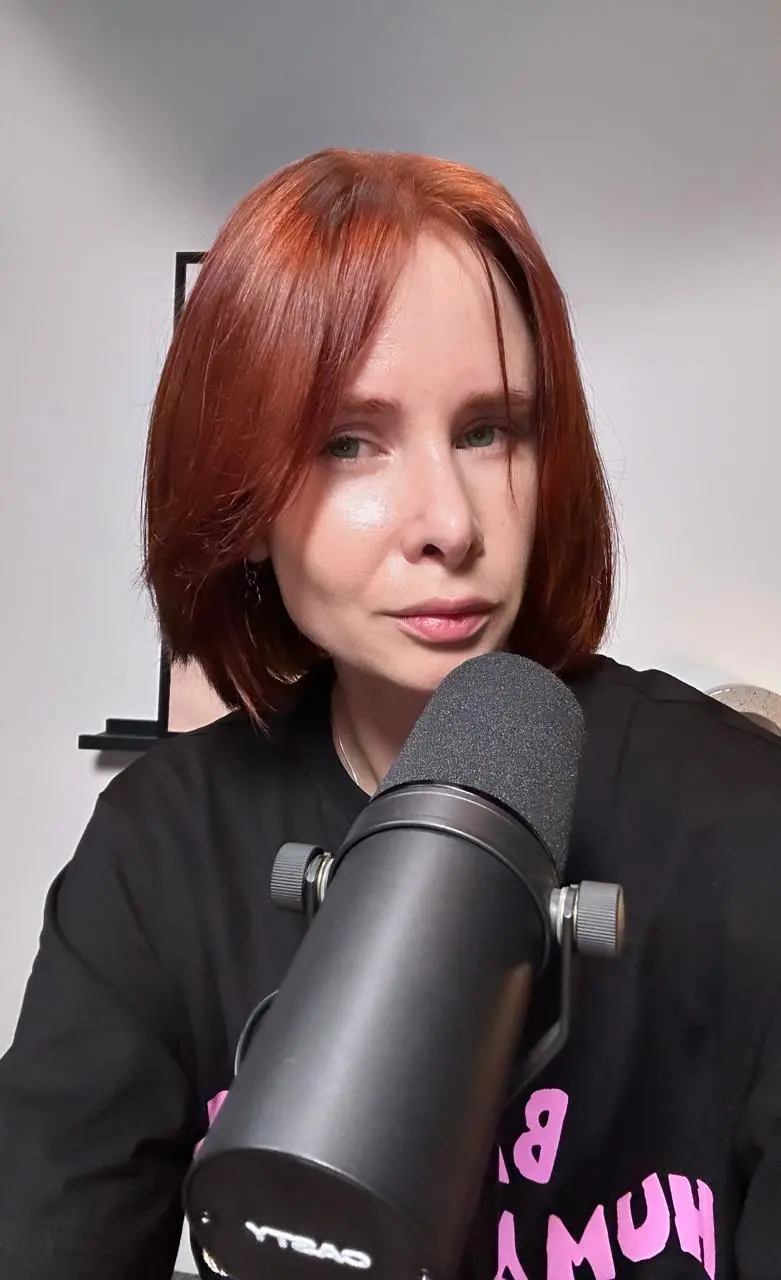 Рыжая
Да, я покрасилась в рыжий.
Честно, я не собиралась это обсуждать. Но вот три дня подряд я встречаю людей разной степени близости и никто, я повторяюсь, никто не заметил, что я покрасилась | Сетка — социальная сеть от hh.ru