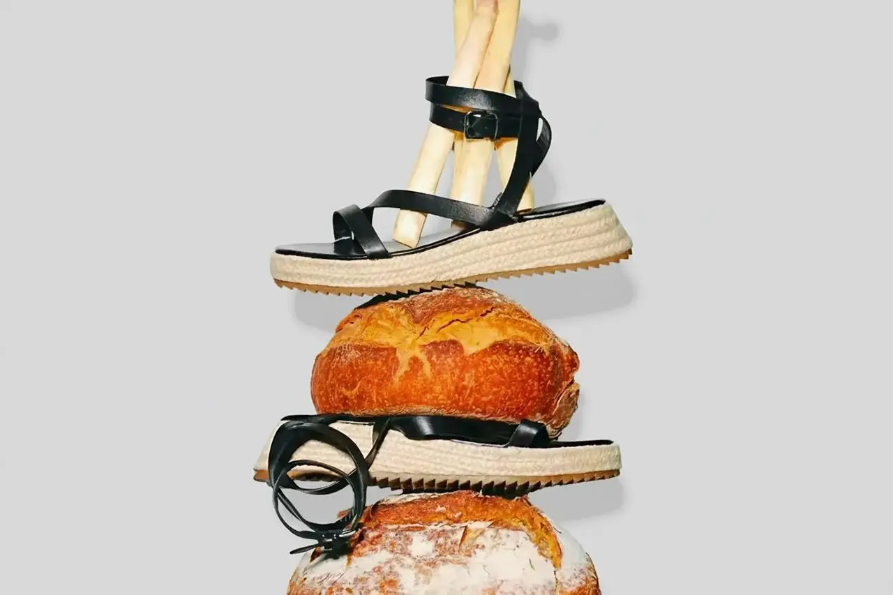 Как один батон испортил репутацию Zara в Турции
Однако здравствуйте.
Zara решила снять обувь на фоне батонов и караваев | Сетка — социальная сеть от hh.ru