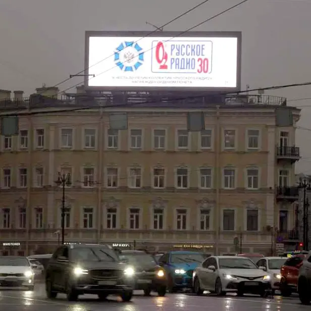 Русское Радио отмечает 30 лет и орден Почёта на медиафасадах Санкт-Петербурга.
Креативы радиостанции размещены на цифровых поверхностях города, в том числе на экране Московского вокзала | Сетка — социальная сеть от hh.ru