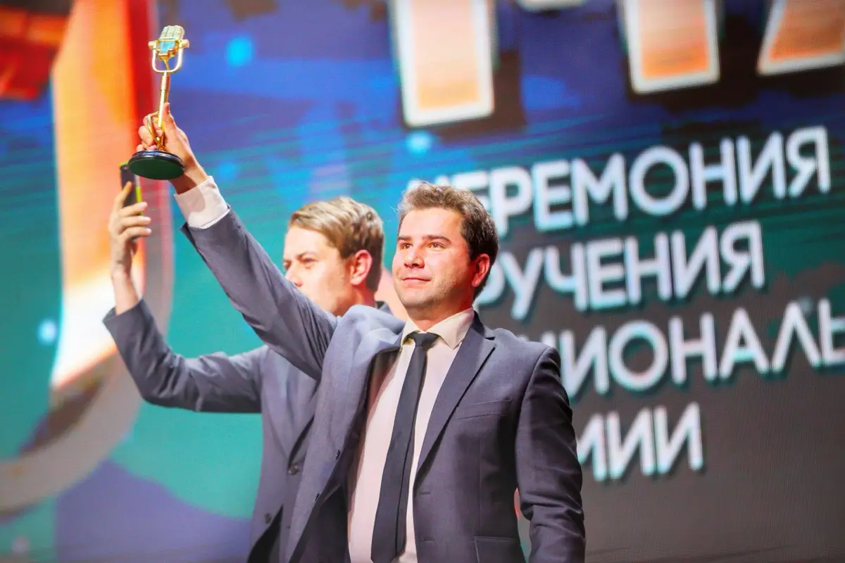 Если вы слушаете радио, то скорее всего не знаете, а если не слушаете, то тем более не в курсе, что на этой неделе в Москве вручают награды главной отраслевой премии «Радиомания» | Сетка — социальная сеть от hh.ru