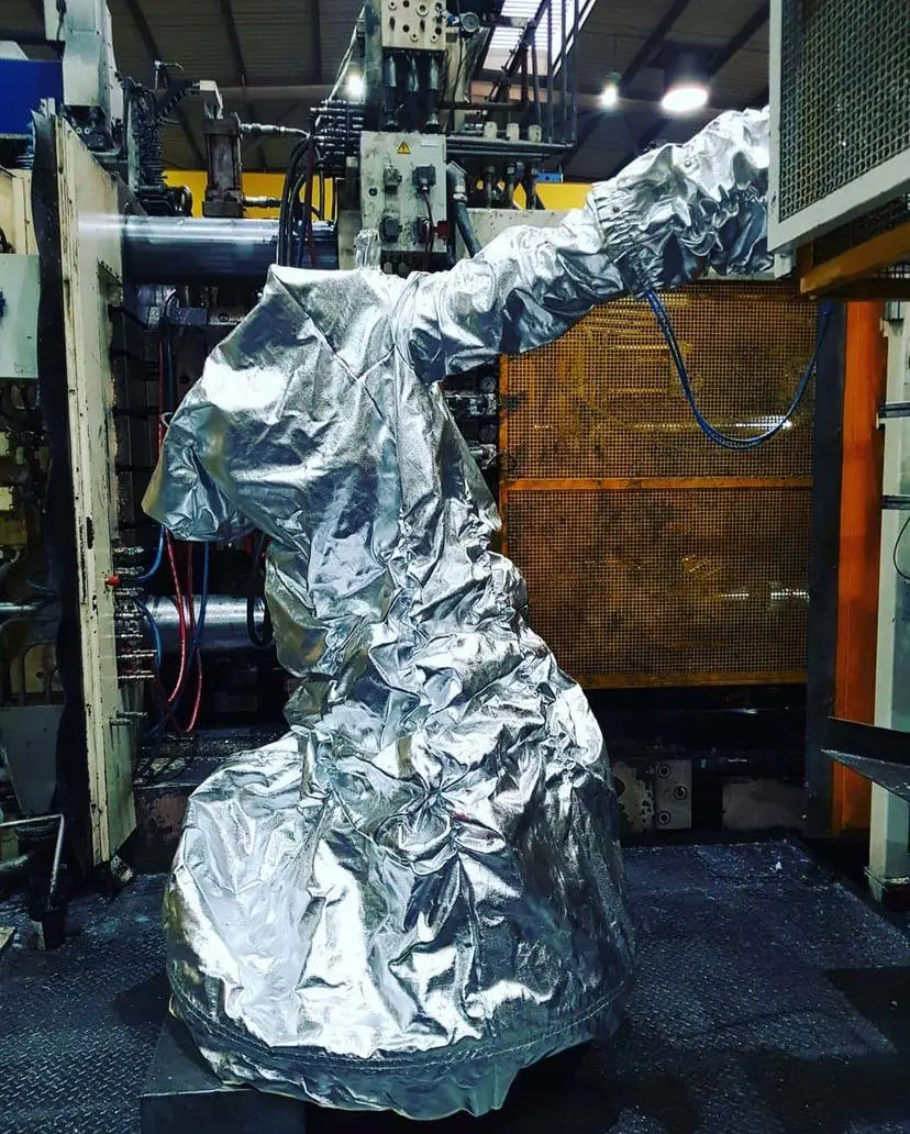 🛡️ Почему «чехол» для робота — это не просто тряпка, а страховка от миллионных убытков?
Друзья, сегодня о важной детали, на которой нельзя экономить — о защитном чехле для промышленного робота | Сетка — социальная сеть от hh.ru