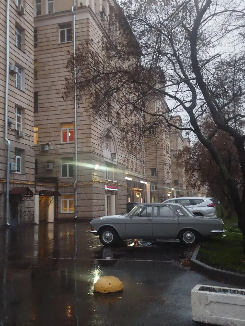 Удивительное чувство путешествия во времени.
Вчера я вышла на работе в магазин и увидела эту машину 50-х годов на фоне советской Сталинки | Сетка — социальная сеть от hh.ru