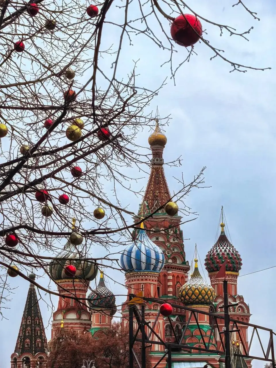 🎄На Красной площади вновь появились традиционные новогодние шарики
Деревья уже украсили к праздникам!
📲Подпишитесь на Вдвижении
#бесплатно
В этом посте были ссылки, но мы их удалили по правилам Сетки | Сетка — социальная сеть от hh.ru