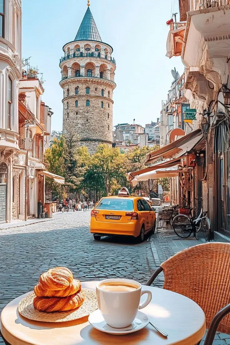 Краски осеннего Стамбула — это особое волшебство. Уютные улицы, укутанные в золото листвы, чай с видом на Босфор и таинственная атмосфера древнего города, где история дышит в каждом камне | Сетка — социальная сеть от hh.ru