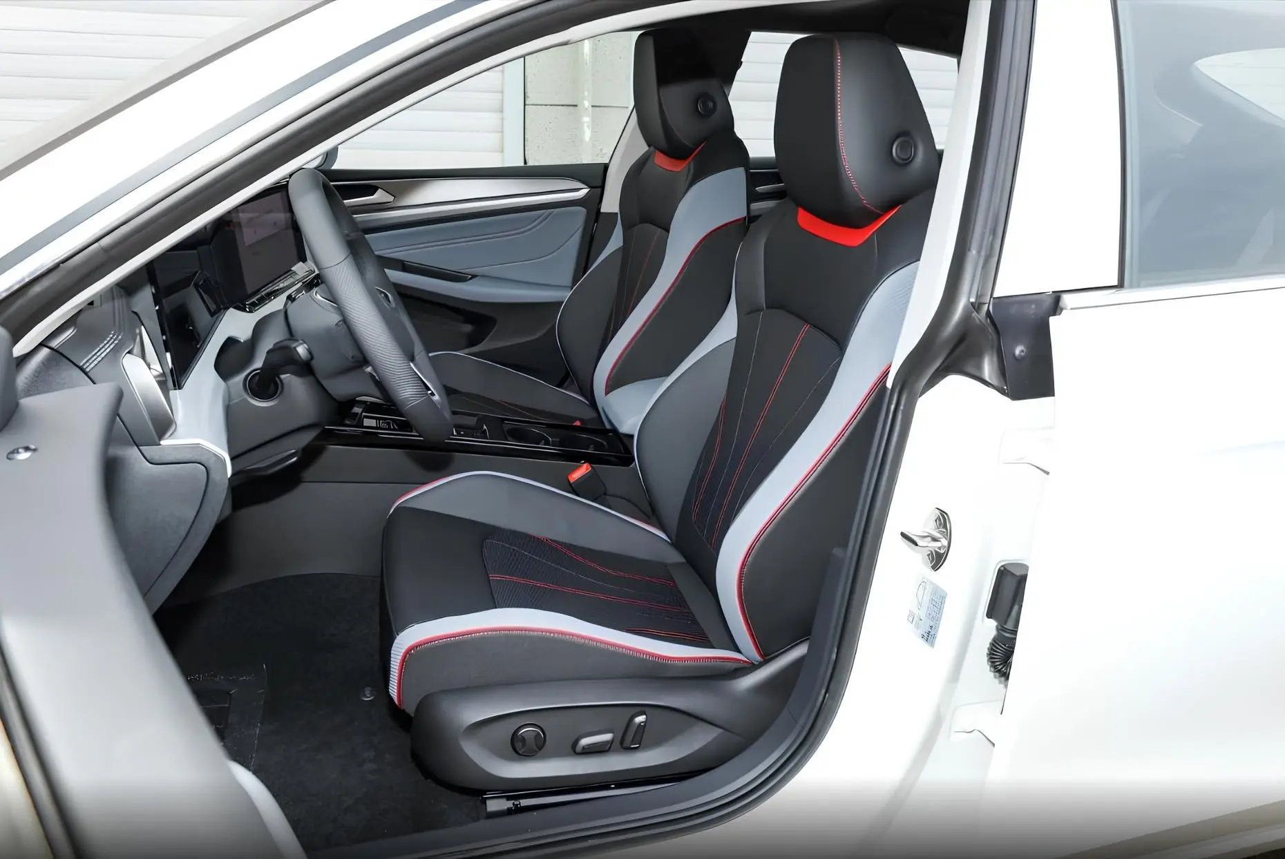 🚘Volkswagen Lamando L Cool Spicy PLUS
✅ 1.4 TSi 150 л.с., передний привод
Едет бодро, кушает мало, выглядит так, будто стоит дороже, чем есть на самом деле
🇨🇳Новый. Китай | Сетка — социальная сеть от hh.ru