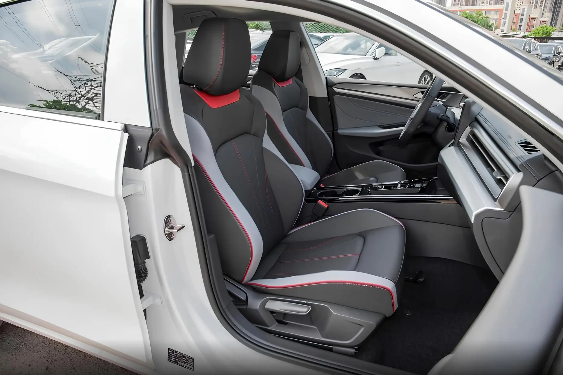 🚘Volkswagen Lamando L Cool Spicy PLUS
✅ 1.4 TSi 150 л.с., передний привод
Едет бодро, кушает мало, выглядит так, будто стоит дороже, чем есть на самом деле
🇨🇳Новый. Китай | Сетка — социальная сеть от hh.ru
