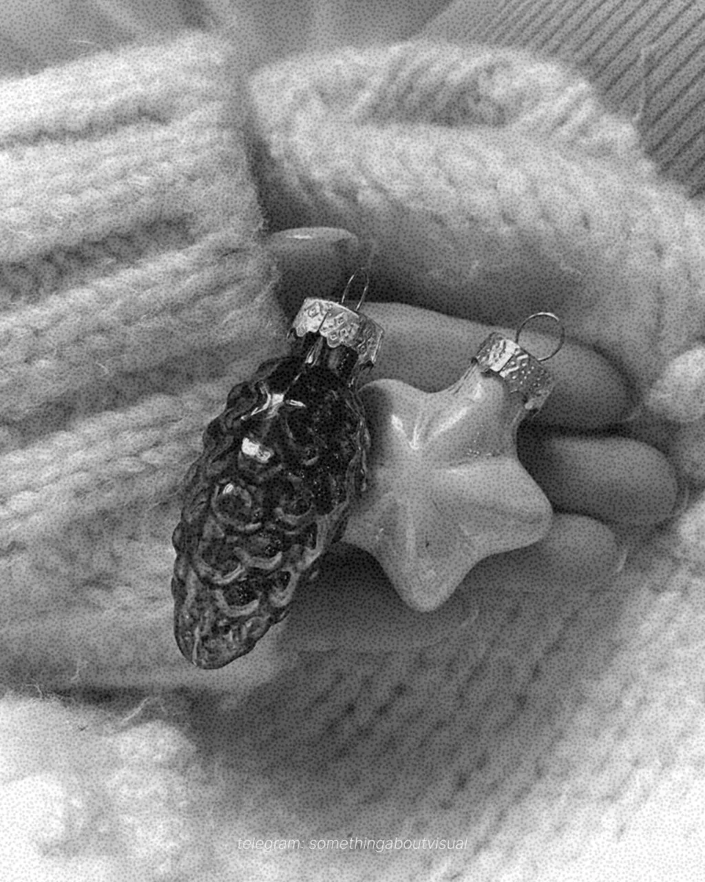 // Ретро обработка для фото в айфоне // 
Когда хочется разбавить ленту или сторис не цветными фотографиями❄️
Обработку можно сделать прямо в телефоне, а для более винтажного эффекта добавить зернистос... | Сетка — социальная сеть от hh.ru