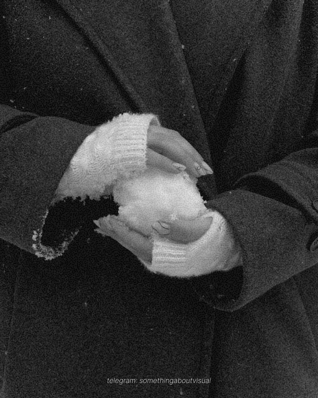 // Ретро обработка для фото в айфоне // 
Когда хочется разбавить ленту или сторис не цветными фотографиями❄️
Обработку можно сделать прямо в телефоне, а для более винтажного эффекта добавить зернистос... | Сетка — социальная сеть от hh.ru