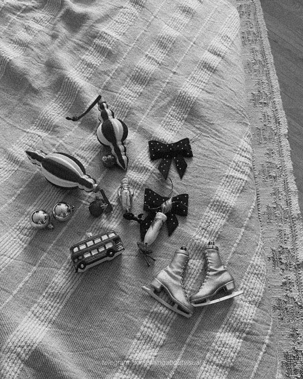 // Ретро обработка для фото в айфоне // 
Когда хочется разбавить ленту или сторис не цветными фотографиями❄️
Обработку можно сделать прямо в телефоне, а для более винтажного эффекта добавить зернистос... | Сетка — социальная сеть от hh.ru