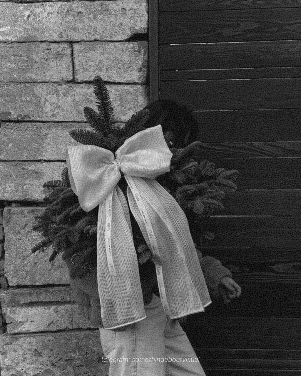 // Ретро обработка для фото в айфоне // 
Когда хочется разбавить ленту или сторис не цветными фотографиями❄️
Обработку можно сделать прямо в телефоне, а для более винтажного эффекта добавить зернистос... | Сетка — социальная сеть от hh.ru