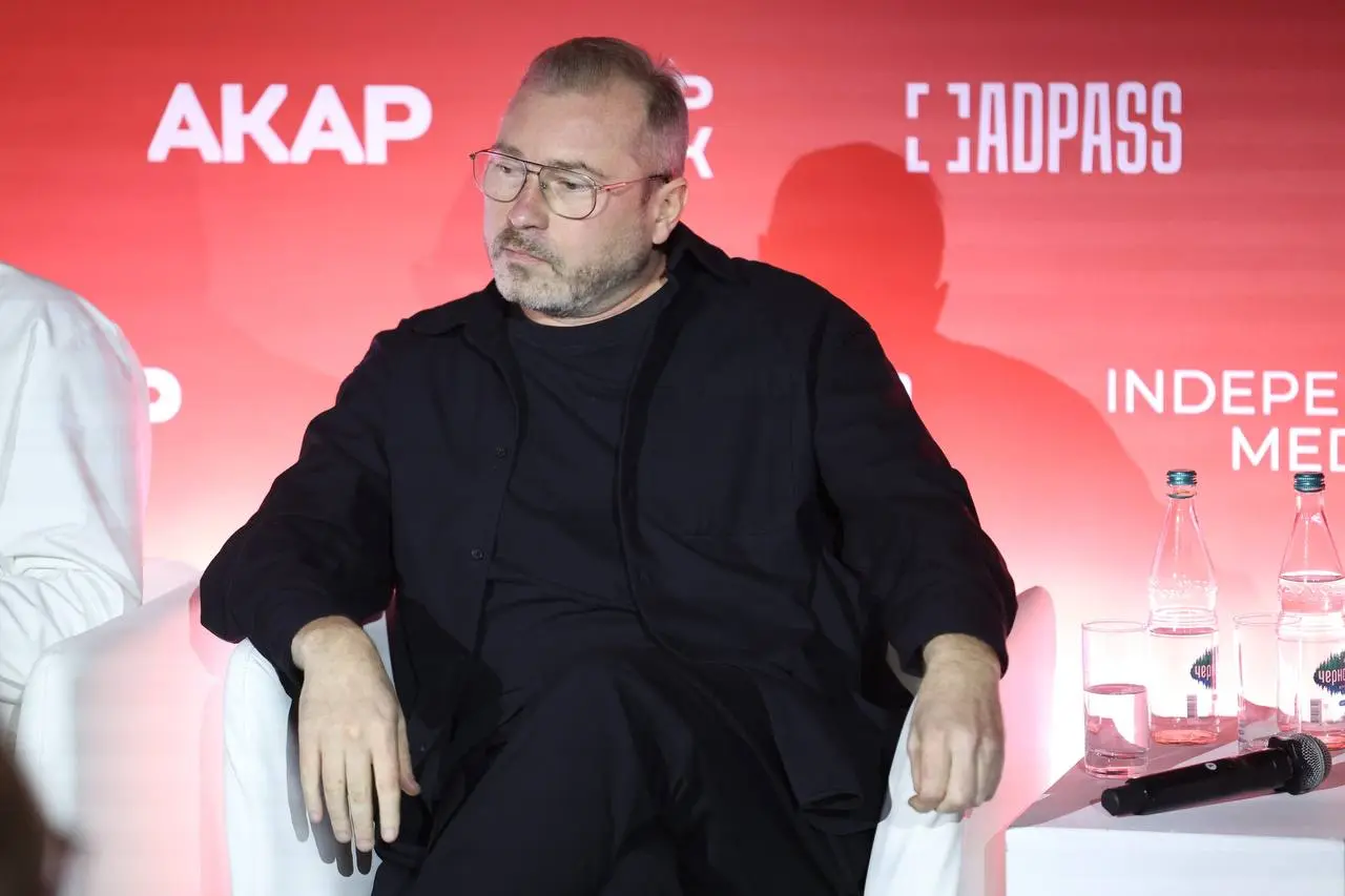 Красный квадрат в дизайне: фокус внимания и перспективные ниши
Сессию открыл Александр Алексеев, президент Клуба арт-директоров России ADCR Awards , выступивший в роли модератора | Сетка — социальная сеть от hh.ru