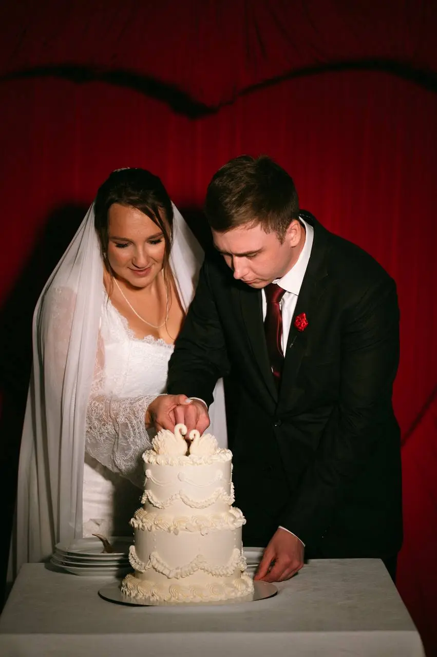 Супер красивый шедевр создала для нас @galeremenko , учла все наши пожелания и помогла подобрать лебедей🦢🦢🤌
Торт исчез за считанные минуты 🤭🎂
Считаю это показателем отличного качества и потрясающего в... | Сетка — социальная сеть от hh.ru