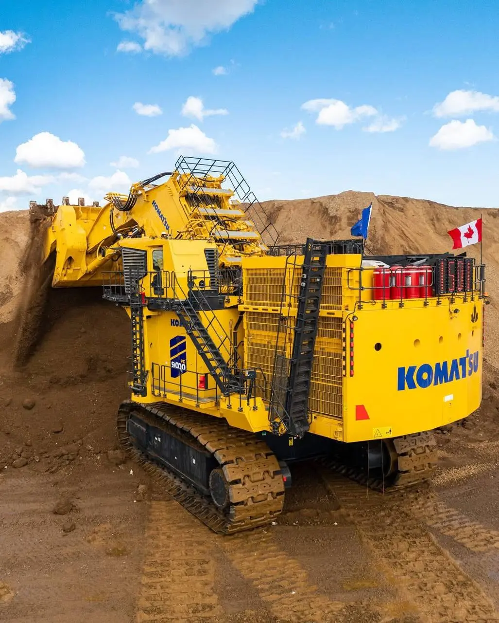 Крупнейший гидравлический экскаватор в линейке Komatsu - PC9000, запущен в работу на месторождении нефтяных песков компании Suncor в Канаде.
Это уже второй такой экскаватор на данном предприятии | Сетка — социальная сеть от hh.ru